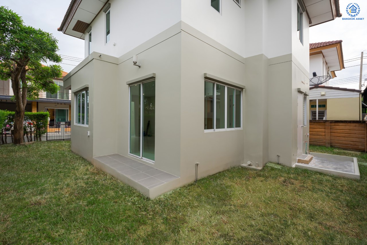 บ้านเดี่ยวมือสองนนทบุรี ม.ฮาบิเทีย ราชพฤกษ์-345 จากแบรนด์คุณภาพ Sansiri เนื้อที่ 50 ตร.ว. ฟังก์ชัน 3 ห้องนอน 2 ห้องน้ำ จอดรถได้ 2 คัน บนทำเลติดถนนใหญ่ 345 พร้อมเชื่อมสู่ราชพฤกษ์, แจ้งวัฒนะ และติวานนท์ ฯลฯ ได้อย่างรวดเร็ว ใกล้ทางด่วน "ศรีสมาน" และรายล้อมด้วยสิ่งอำนวยความสะดวกครบ